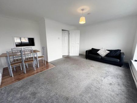 3 bedroom flat to rent - Photo 4