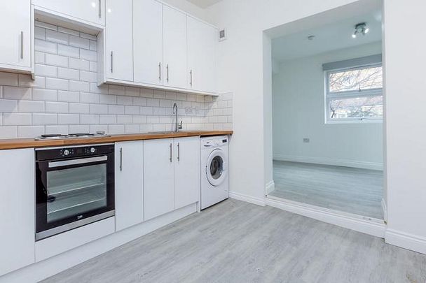 spacious 3 bedroom property close to Hackney downs - Photo 1