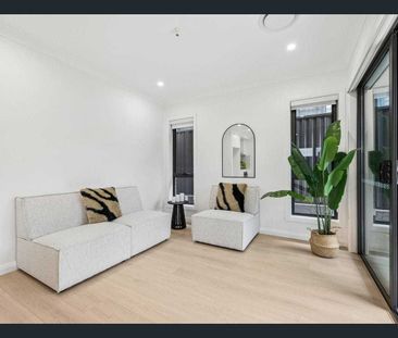Contemporary Family Living with Space, Light & Style - Photo 1