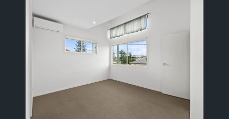 Stylish & Sophisticated Townhouse in Prime Kedron Location - Photo 4