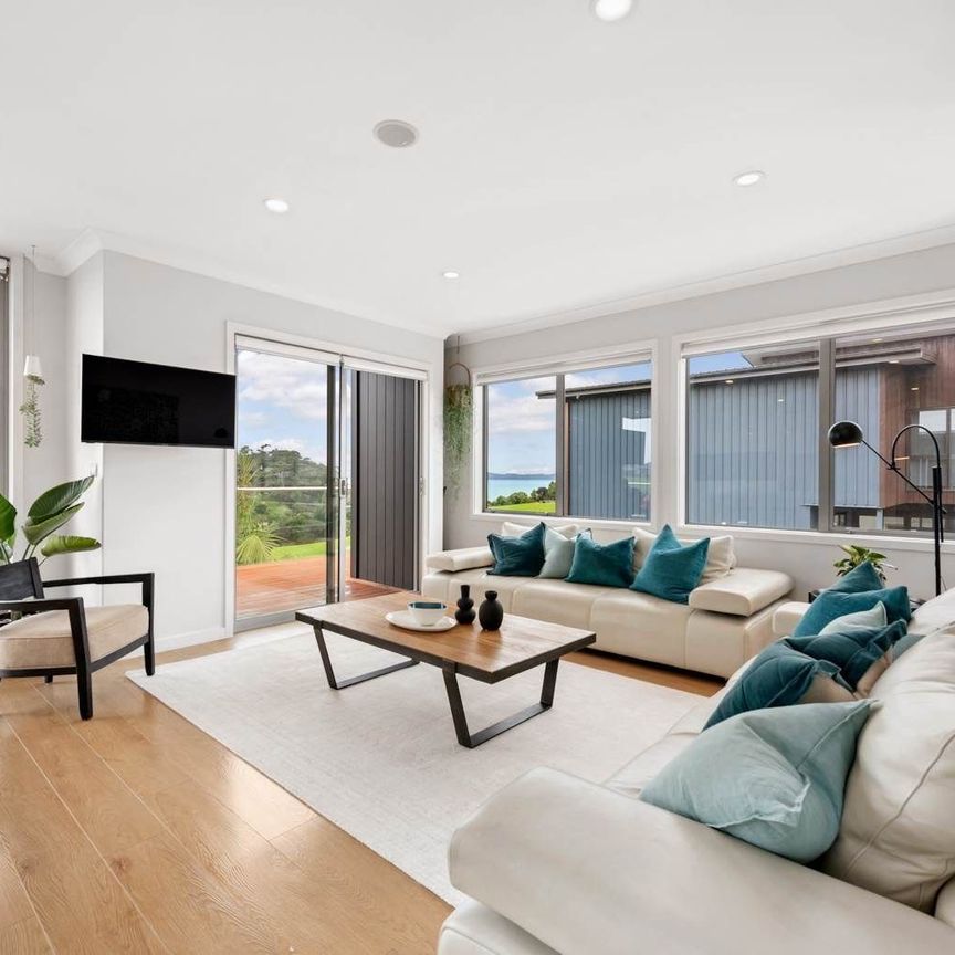 Exceptionally large, 381m2 floor plan with sea views! - Photo 1