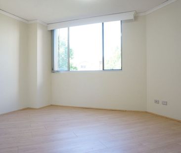 Freshly Painted 2-Bedroom Apartment with Large Study room! - Photo 2