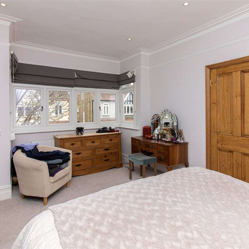 Lovely four bedroom family house in Barnes Village - Photo 1