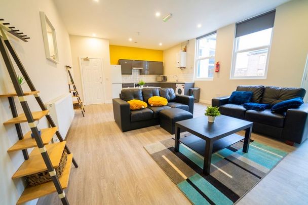 4 bedroom flat to rent - Photo 1