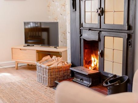 2 bedroom cottage to rent - Photo 2