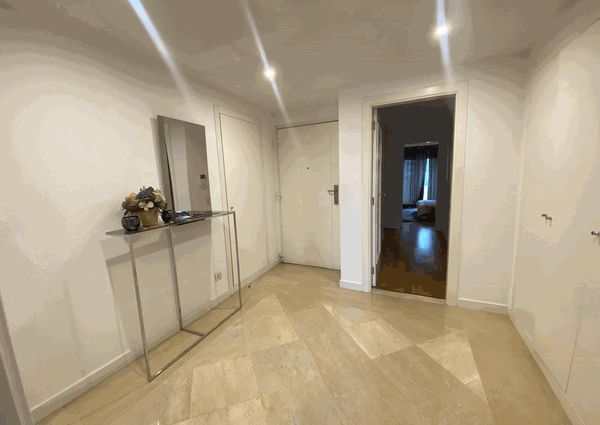 Apartamento T2 para arrendamento sem móveis com piscina nas Laranjeiras, Lisboa