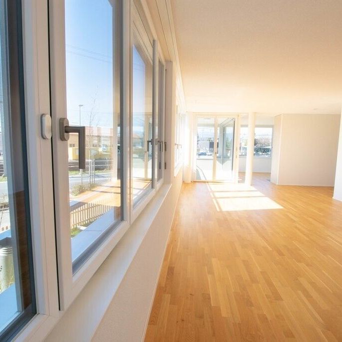Appartement moderne de 4,5 pièces avec balcon à la gare de Lyss - Photo 1