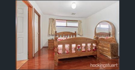 PERFECT FAMILY LIVING IN A PRIME LOCATION - Photo 3