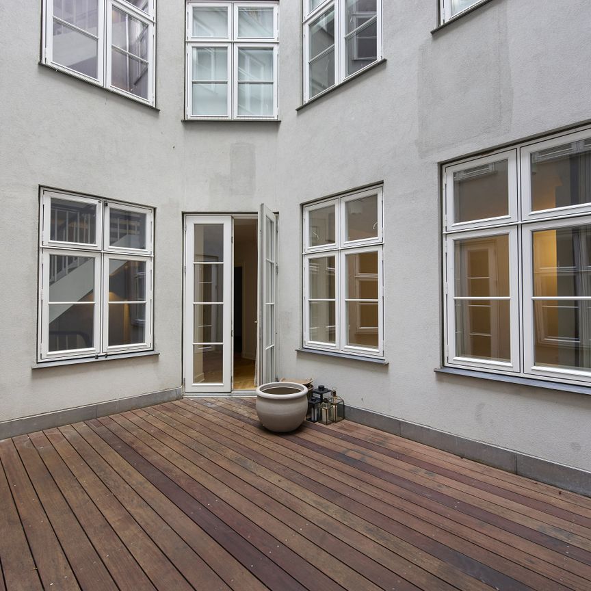 Unik nyrenoveret lejlighed med 2 badeværelser, sildebensgulve og privat gård/terrasse! - Foto 1