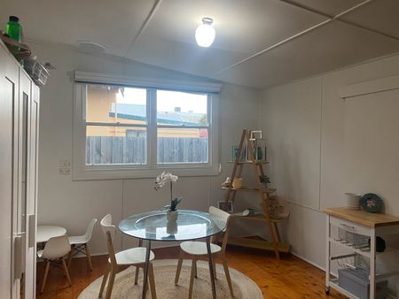 Freshly Painted - Stones Throw From Pakington Street. - Photo 2