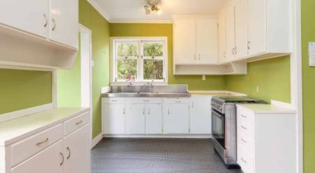 Charming 3-Bedroom Bungalow in Sought-After Western Springs - Photo 2