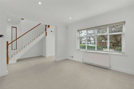 An impressive 5 bedroom gated home in Esher. - Photo 5