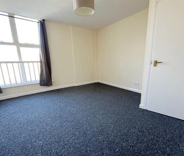 3 bedroom flat to rent - Photo 3