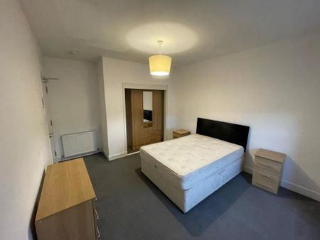 3 bedroom flat to rent - Photo 4