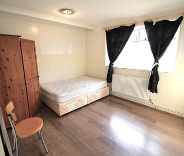 4 bedroom semi-detached house to rent - Photo 3