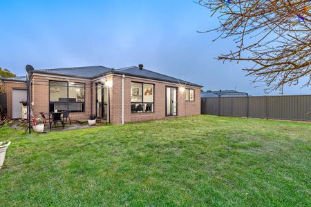 MODERN BRIGHT HOME WITH EASY ACCESS TO MELB FWY - Photo 2