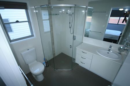 MODERN LOW MAINTENANCE 2 BEDROOM TOWNHOUSE IN CENTRAL GLADSTONE - Photo 4