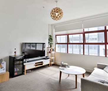 FULLY FURNISHED CITY PAD - Photo 2