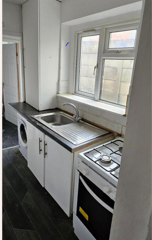 4 bedroom end of terrace house to rent - Photo 3