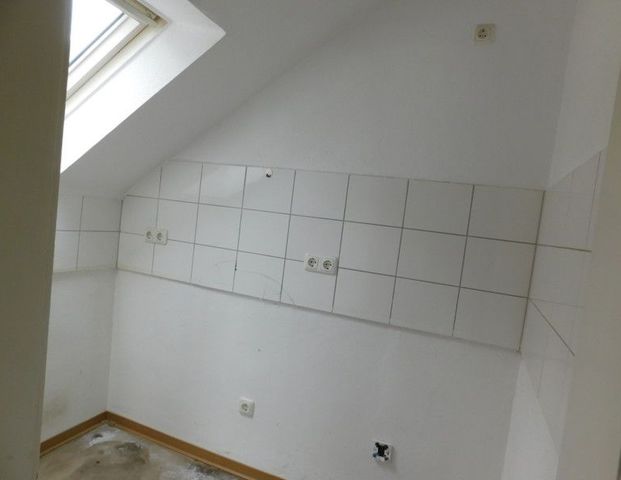 Kleine Dachgeschosswohnung mit 2 Zimmern - Foto 1