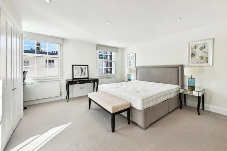 3 bedroom maisonette in London - Photo 2