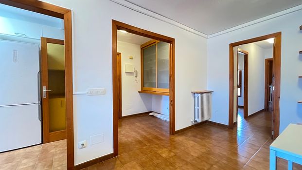 Apartamento amueblado de 2 dormitorios, parking y ascensor, zona La Rambla, Palma. - Photo 1