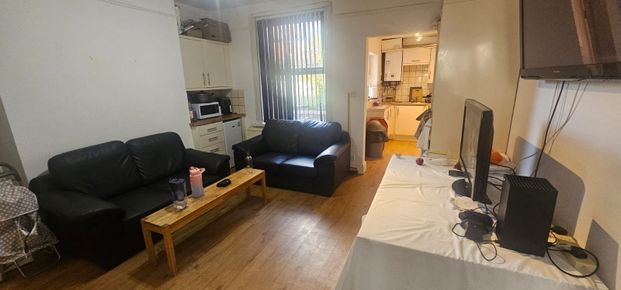 5 Bed - 135 Ash Road, Headingley, Leeds - LS6 3HD - Student - Photo 1