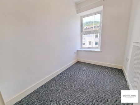 3 bedroom end of terrace house to rent - Photo 4