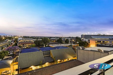 Large Entertainers Balcony, Luxury Living - Photo 4