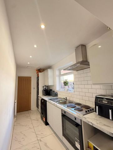 2 bedroom terraced house to rent - Photo 4