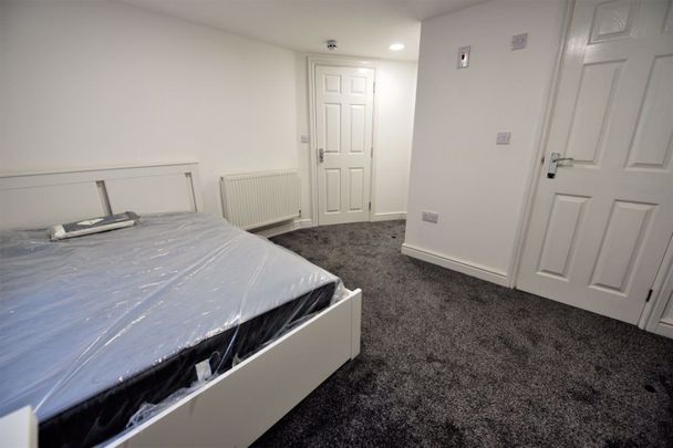 3 bedroom Flat in Flat A, (Ground) - Photo 1