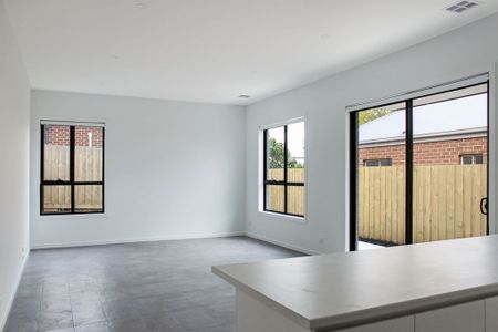 THREE BEDROOMS PLUS STUDY IN PRIME LOCATION - Photo 3