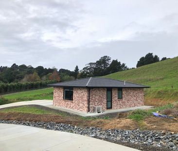 Quiet 2-Bedroom Retreat Near Schools & Motorways - Photo 1