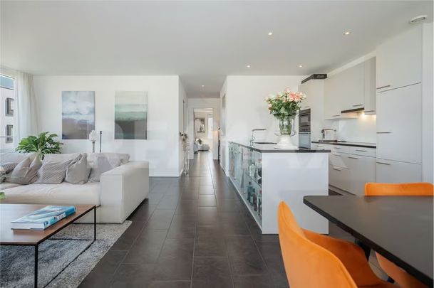 Moderne 2.5-Zimmer-Wohnung mit Balkon und Stadtblick in Schlieren - Photo 1