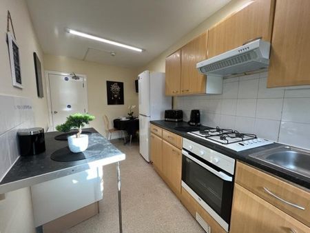 1 bedroom in a flat share to rent - Photo 2
