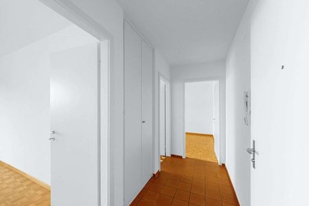 Comfortable living in a well-maintained apartment building - Photo 3