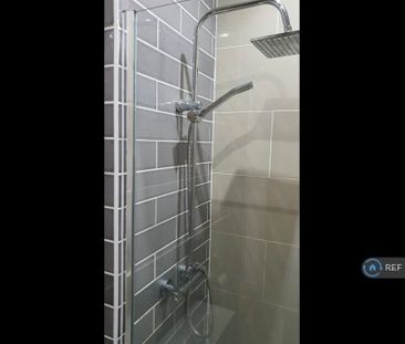 1 bedroom in a flat share to rent - Photo 4