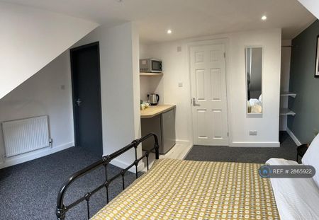 1 bedroom in a house share to rent - Photo 4