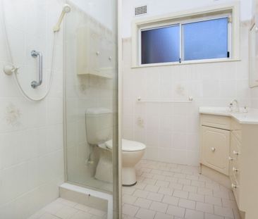 Spacious 4-Bedroom House Close to Public Transport - Photo 6