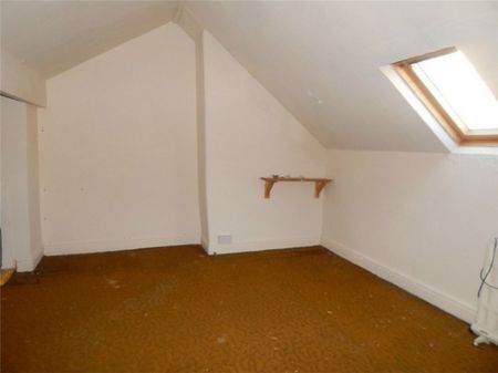 3 Bed - Halifax Old Road, Birkby, Huddersfield - Photo 4