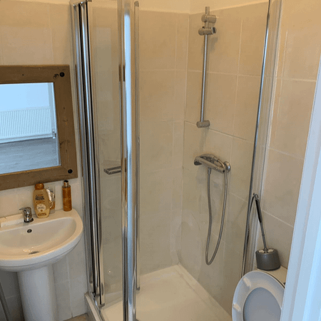 Self contained studio flat close to ilford station- £1200 pcm - Photo 4