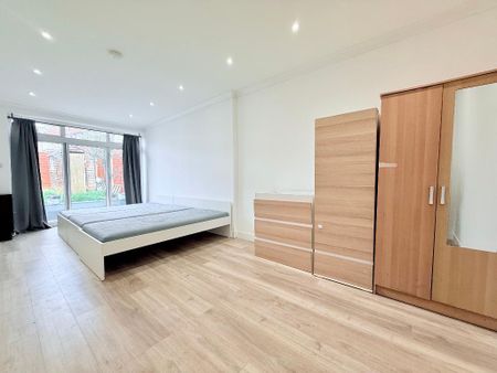 Westway, East Acton, London, W12 0SD - Photo 3
