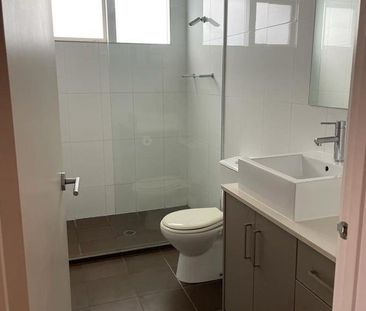 2 Bedroom Townhouse - 3 minute walk to tram stop! - Photo 2