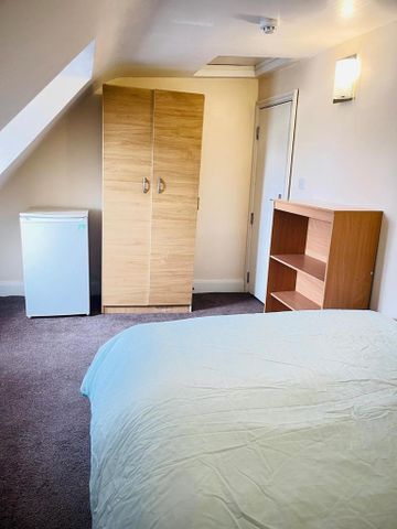 1 bedroom in a house share to rent - Photo 2