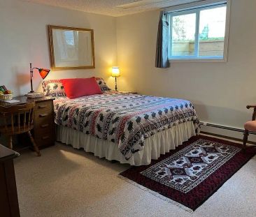 Bright furnished Very large room, safe upscale neighborhood Pump Hi... - Photo 1
