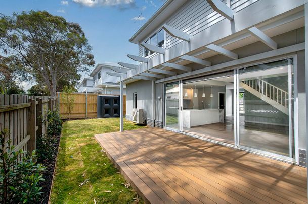 Luxurious townhouse, heart of Blackburn South - Photo 1