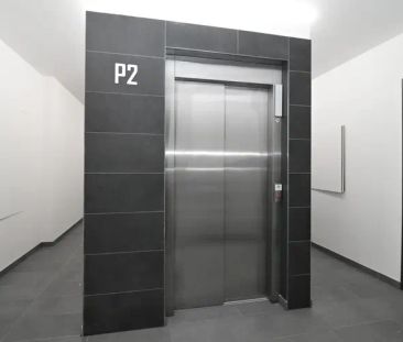Nabízíme pronájem zánovního zděného bytu 2+kk s balkónem a parkovac... - Photo 1