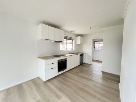 Newly refurbished three bedroom two bathroom residence in convenient location - Photo 5