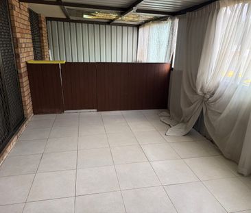 Spacious 3-Bed with Games Room! - Photo 3