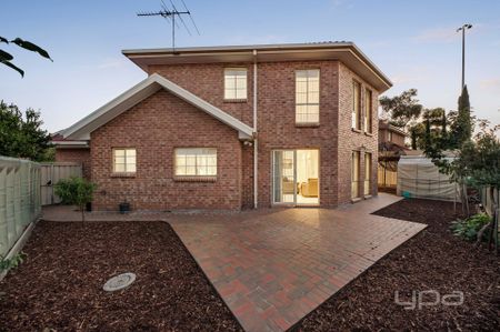 10 McGuire Court, GREENVALE - Photo 3